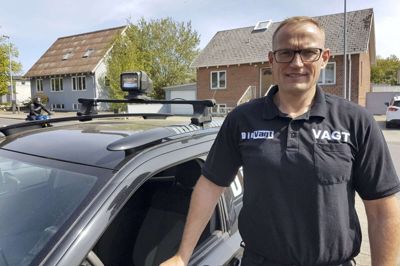 Medindehaver Torben Riis fra Din Vagt i Ikast har lært at spotte potentielle ballademagere, men langt de fleste, han møder som vagt, har respekt og er glade for, at han skaber tryghed. ?Foto: Palle Heering Nielsen