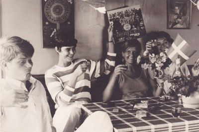 Der er desværre ikke et billede fra Herning Højskole i bogen, men der er et foto fra forfatterens fødselsdag et par år senere, taget i et sommerhus på Fanø, og hvor en af gæsterne holder den nye Beatles-LP hen over hovedet på hende. ? Foto: Illustration fra bogen