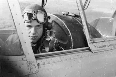 En ung Knud Poulsen - »Pou«, som hans pilotnavn lød - i en chipmunk, som er den engelske betegnelse for et jordegern, men altså også titlen på et militært træningsfly. Billedet er taget på Avnø midt i 1950'erne. ?Foto: Privatfoto