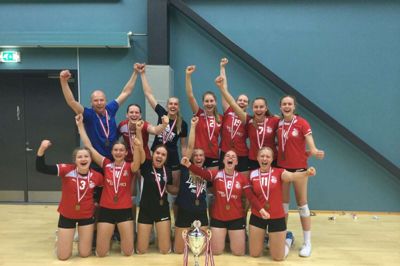 Sådan ser man ud, når man lige har vundet det danske mesterskab i volleyball. Ikast strøg til tops for U21-kvinder med et ungt hold, hvor blot fire ud af 12 spillere forlader ungdomstiden efter denne sæson. ?Foto: Ikast KFUM Volley