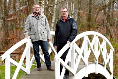 Knud Nielsen (t.v.) og Knud Rahbek, der er henholdvis næstformand og formand i Kibæk Lokalråd. De er fotograferet på den hvide bro ved mølledammen, som er en naturskøn perle i byen. Begge ser frem til, at byen snart bliver forskønnet. ?foto: Tony Brøchner