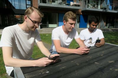 Joakim Habekost, Peter Thomsen og Nirushan Kanthaverl læser til eksamen, men Folkebladet fik dem til at tage en pause, tjekke mobilen og svare på spørgsmål om fremtidens arbejdsmarked. ? Foto: Kim Hansen