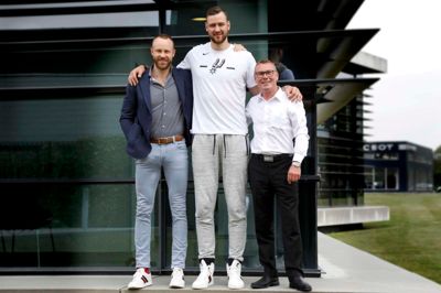 Basketstjernen Donatas Motiejunas (i midten) var tirsdag på besøg hos Herning-virksomheden JBS og direktør Michael Alstrup (t.h.), da han skal promovere et tøjmærke i Østeuropa. Aftalen er kommet i stand, da den 2,13 meter høje basketstjerne er venner med JBS' leder i Litauen, Tomas Tomynas (t.v.). ?Foto: Henrik Ole Jensen