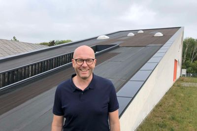 Kuno Nygaard fik naturligvis beklædt taget med tagpap, da hans virksomhed fik bygget administrationen i 2010, men den skrå flade er forberedt på græs eller anden beplantning. ?foto: Henrik Lind Jørgensen