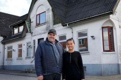 Michael Nielsen og Supawan Ponguttha forstår godt, at folk bliver nysgerrige, når der pludselig flytter nogen ind i Ørnhøj Hotel. ?Foto: Henrik Ole Jensen