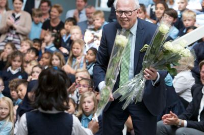 Niels Laurits Thygesen fik hvide roser af eleverne i forbindelse med fejringen af skolens 10-årsfødselsdag. ? Foto: Tom Laursen