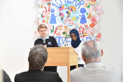 Eleverne Martin Pedersen og Amal Mohammed Jama holdt tale i forbindelse med jubilæet. Foto: Jacob Hove
