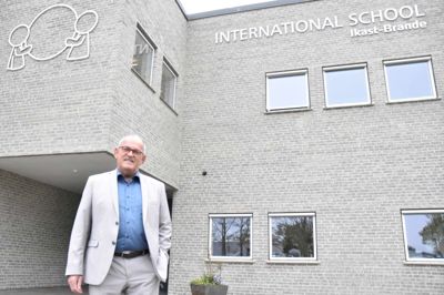Den nye formand Kurt Møller Pedersen foran skolen. Foto: Jacob Hove