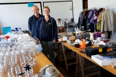 Tage og Gitte Nielsen har indrettet en genbrugsbutik i det lokale, der hører til kiosken, og som har stået tomt i noget tid. Her sælger de ud af deres brugte ting, da de ikke får plads til dem i deres nye hus i byen. ?foto: Henrik Ole Jensen