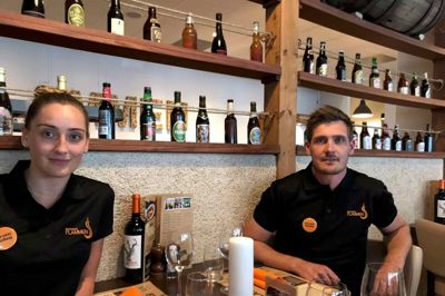 Restaurant Flammen er familiedrevet af Kristina og Martin Sundal og deres forældre. Især sønnen har været meget inde over takeaway-konceptet, som nu igen er en mulighed i Herning. ? Foto: Tobias Heegaard