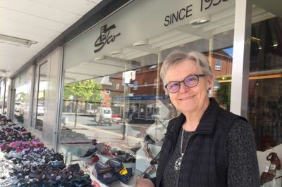 Grethe Søjbjerg, EP Sko:
- God service er at finde netop den sko, der passer til kundens fødder. Sko, der sidder godt. At vi lytter til kunden og kundens behov. Det kan eksempelvis være, at kunden skal have en sko med en speciel sål. En sål, der giver efter for kroppen. Vi kan ofte spotte kundens behov, når de kommer ind. Det kan være, at en kunde har skæve sko. Og det skal vi så rette op på, så kunden får gode sko, der beskytter fødderne. Det er en god start, når folk kommer igen. Foto: Ole Skydt