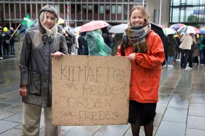 Gymnasieeleverne Ida Andersen og Sara Busch var blandt de mange unge, som mødte op på Torvet i Herning og lavede bannere under fredagens klimastrejke. ? Foto: Tom Laursen
