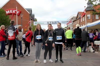 De tre piger var spændte og glædede sig til deres allerførste motionsløb. Fra venstre er det: Sophie Dalgaard Nielsen, Cathrine Amtrup Sørensen og Nicoline Søby Steffen.