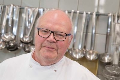 - MCH er en fantastisk arbejdsplads, og jeg har været glad for hver eneste dag, fordi der er sådan en helt særlig holdånd, hvor alle hjælper til og gør deres bedste, siger Peder Corvenius, der i næste uge standser som køkkenchef i Herning Kongrescenter. ?Foto: Tom LAursen