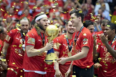 Niklas Landin og Mikkel Hansen kunne i januar fejre VM-guldet. Og uden for banen var der også meget at fejre, da turister brugte masser af penge i Herning. Foto: Henning Bagger/Ritzau Scanpix