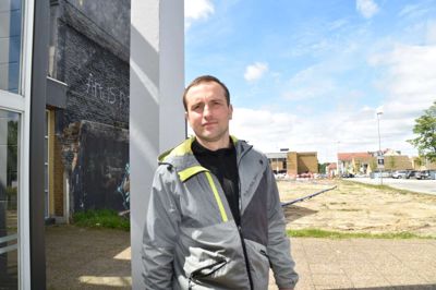 Yuri Yavorskij, Ikast:
- Nej, jeg har ikke stemt, for jeg må ikke stemme, lyder det efterfulgt af et grin fra den 34-årige ikastbo, som oprindeligt kommer fra Ukraine.
- Hvis jeg kunne stemme, så ville jeg stemme, for det er vigtigt. Det er vigtigt at bakke op om demokratiet og en institution som EU og sætte fokus på klimaet. ?FOTO: MIKKEL KORSGAARD CHRISTENSEN