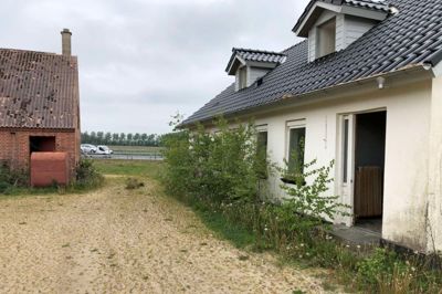 Der er kun et kort stenkast fra ejendom til motorvej. Ifølge Vejdirektoratet er der intet til hinder for, at der kan bygges nyt på grunden, men disse bygninger skal væk. ?foto: Henrik lind jørgensen