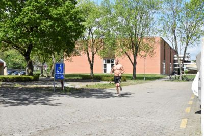 Vagn Aage Mortensen er her på vej ud til cyklen efter at have tilbagelagt svømningen i tiden otte minutter og 46 sekunder. ? Foto: Mikkel Korsgaard Christensen?