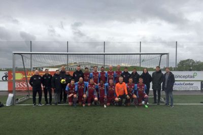 Tjørring All Stars og folkene omkring holdet poserede i aftes før derbyet mod KLG. Her var der debut til FCM's tidligere anfører, Kristian Bach Bak (nummer to fra venstre i forreste række).? Foto: Tjørring IF