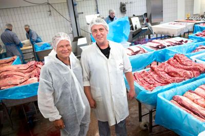 Fabriksdirektør Kim Smed (t.h.) har i flere år stået i spidsen for Danish Crowns fabrik i Sdr. Felding, der blandt andet sørger for, at danskerne har kød til grillen om sommeren. ?Foto: Flemming Hansen