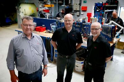 Midtjydsk Elektro gennemfører generationsskifte 1. juni. Kaj Leth (t.v.) overlader ejerskabet til Karsten Jakobsen og Michael Hougesen. ?Foto: Flemming Hansen