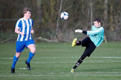 Vildbjerg-keeper Niclas Bro Stefansen (t.h.) - her i en tidligere kamp mod Randers Freja - var fremragende i lokalopgøret mod Herning Fremad. Derbyet indeholdt dramatik, tre straffespark og tre scoringer til hvert hold.? Foto: Flemming Hansen