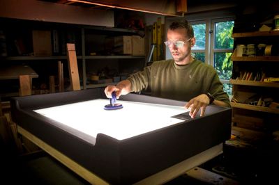 Arkitekt Mikkel Asmussen lægger sidste hånd på det lysbord, som skal bruges under Det Himmelske Show i Jyske Bank Boxen lørdag aften. ?Foto: Tom Laursen