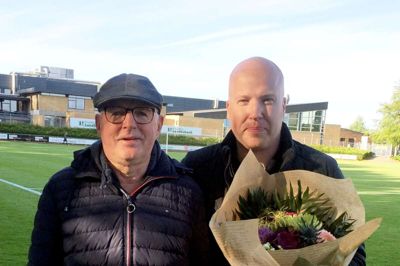 Klubmanden Steen Nielsen (t.v.) blev onsdag hædret for næsten 50 års indsats for fodbolden hos blandt andre Vildbjerg SF. Til højre ses VSF's sekretariatsleder Jørgen Trankjær.? Foto: Ole Bitsch