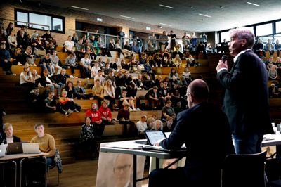 Thomas Bachmann fra Nye Borgerlige er her i gang med at svare på et spørgsmål. Debatten udeblev en smule og blev mere til en række af spørgsmål og svar mellem elever og politikere. ? Foto: Henrik Ole Jensen