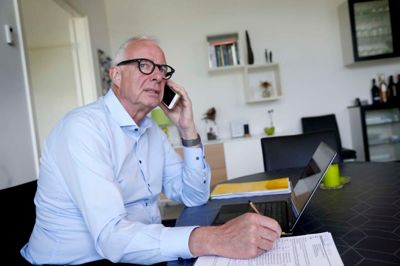 Hermann Christensen får mange opkald på sin telefon for tiden, hvor han skal holde styr på afviklingen af den frivillige indsats under Det Himmelske Show i Jyske Bank Boxen lørdag aften. ? Foto: Flemming Hansen