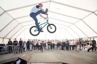 BMX-showet er populært hos publikum, og de unge mennesker strømmer ind i teltet for at se showet. ? Foto: Tom Laursen