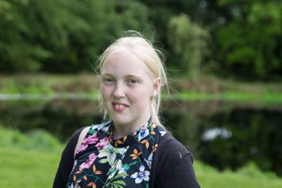 Lærke Andersen, 18 år og fra Give:
- Det er primært for at være sammen med nogle andre unge. Jeg har haft nogle fede oplevelser med Gud gennem livet, hvor han har hjulpet mig. Og det er fedt at kunne dele mine erfaringer med andre unge, så de kan blive inspireret, siger Lærke Andersen, som selv er kristen og går på en kristen efterskole. Foto: Tom Laursen