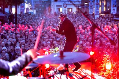 Morten Marcher gav den alt, hvad han havde i sig som kopi-Bono til U2-Gudstjeneste på Torvet i Herning.
