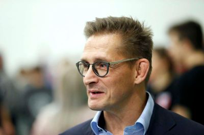 Herning Brydeklubs formand, John Vestergaard, sender æren for titlen som årets leder videre til hele klubben. ?Foto: Flemming Hansen
