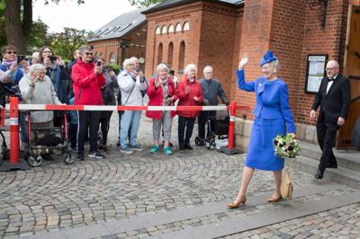 Dronningen forlader Herning Kirke efter gudstjenesten. Hun skal retur til Kongeskibet Dannebrog. Foto: Tom Laursen