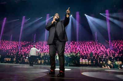 Gospelstjernen Hezekiah Walker fra USA var for første gang nogensinde i Danmark til Det Himmelske Show i Herning, hvor han gav flere numre i løbet af showet. Han var bakket godt op af det store danske kor på over 1800 mennesker, som var taget til Herning fra nær og fjern.