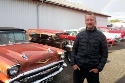 Johnny Knude fra Lind er formand for Herning Custom Car Club. Han sværger til Chevrolet og har biler fra de tre årgange 1955, 1956 og 1957 - det er en årgang 1957, han her viser. Han brugte det meste af sin fritid en vinter på renovere bilen, der står lige bag ham.? foto: jesper wind