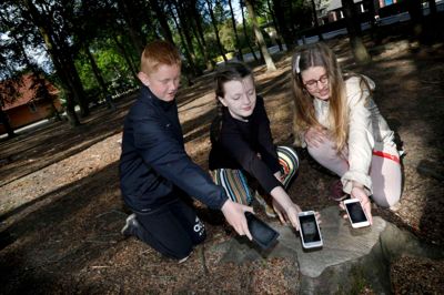Eleverne har været på lydjagt omkring Kibæk Skole, når de med deres mobiltelefoner har indsamlet data til lydkonkurrencen. Fra venstre er det Thomas Mathias Jensen, Emma Bønderup Horshøj og Silke Graakær. ?foto: Henrik Ole Jensen