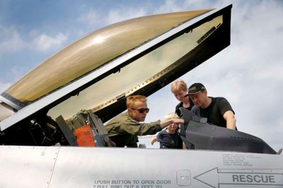 Midtjysk Flyveklub inviterede søndag til åbent hus, hvor der både var F-16-jagerfly, som man kunne prøve at sidde i og mindre fly som man kunne få en tur i.
Foto: Flemming Hansen