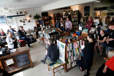 Et intimt valgkampsmøde i antikvariatet udviklede sig til små anekdoter om det politiske liv og personlige fortællinger, hvor politikere tog udgangspunkt i citater fra en bog, de selv havde valgt. ?Foto: Flemming Hansen