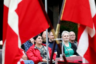 På grund af folketingsvalget var grundlovsmødet i de smukke rammer ved Bøllingsø fremrykket til søndag eftermiddag. Socialdemokraterne og Venstre bød ind med taler og politisk debat, og dagen blev krydret med fællessang, øl, vand, kager og pølser. ?Foto: Flemming Hansen