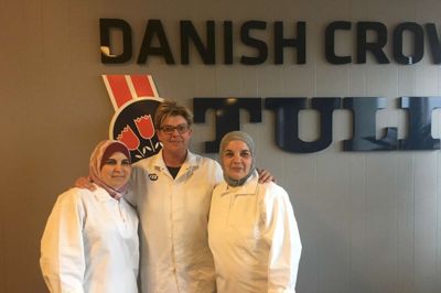 Afdelingsleder i ISS Tina Haunstrup med Hanadi Alyousef og Sanaa Omar, der begge har gået på Lærdansks kvindehold og nu er ansat af ISS til rengøring på Danish Crown i Herning. ?Foto: PR-foto