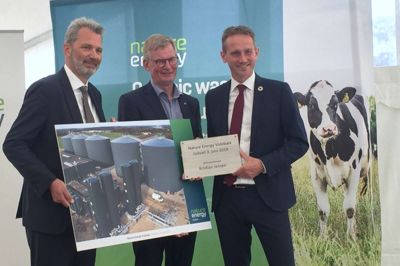 Finansminister Kristian Jensen (V) er her i selskab med Nature Energys bestyrelsesformand Peter Gæmelke og selskabets administrerende direktør Ole Hvelplund. ?Foto: Brian Kjær Andersen