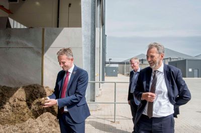 Finansminister Kristian Jensen (V) var ikke bleg for at studere en håndfuld strøelse på nærmeste hold, da han besøgte det nye biogasanlæg i Videbæk. Her ses han i selskab med Nature Energys bestyrelsesformand Peter Gæmelke (bagerst) og selskabets administrerende direktør Ole Hvelplund. ? Foto: Maria Tuxen Hedegaard