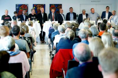 Kandidater fra 12 partier stod skulder ved skulder i mediehusets mødesal, da Herning Folkeblad mandag holdt valgmøde. Foto: Flemming Hansen