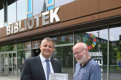 Borgmester Lars Krarup (V) med den nye jubilæumsbog og én af bogens forfattere, debatredaktør Flemming Larsen foran Biblioteket - én af de mange succes'er, der er omtalt i jubilæumsbogen, der udkommer i dag i anledning af Herning Folkeblads 150-års jubilæum 2. juli.