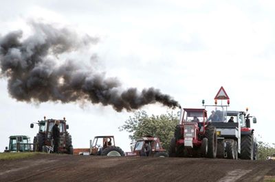 Røg og damp ved traktortrækket i Vorgod-Barde. ?Foto: Tom Laursen