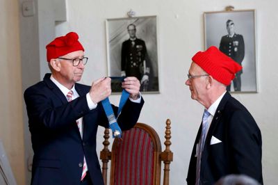 Niels Ole Vestergaard-Poulsen stopper som leder i Hosebinderlauget, og derfor måtte ikastboen overrække den borgmesteragtige kæde til efterfølgeren som bliver Karsten Rasmussen, der også er fra Ikast.?Foto: Flemming Hansen