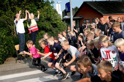 Jens Kjær (øverst til venstre) havde tirsdag taget turen fra sit hjem i Kjellerup for at sætte den 40. udgave af Sørvadløbet i gang sammen med Lisbeth Nielsen fra Vinding Ungdoms- og Idrætsforening, der står bag løbet.