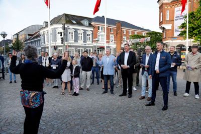 Traditionen tro er der morgensang med Bille og kor, inden valgstedet åbnes. Der var knap 100 mennesker, der var dukket op.